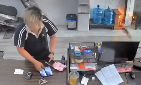 Giả khách vào tiệm cầm đồ, người đàn ông giật 2 iPhone rồi bỏ chạy