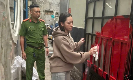 Bắt cô gái tạt sơn nhà người yêu cũ