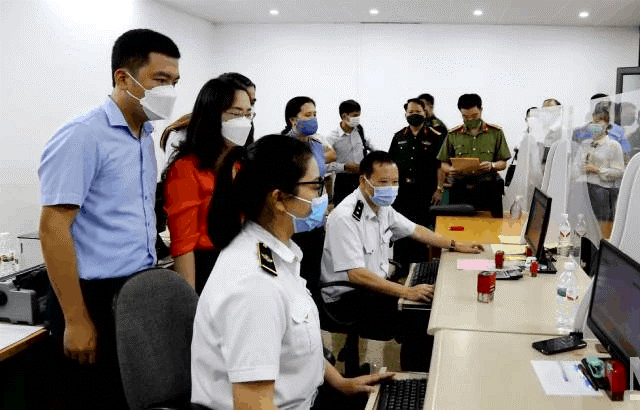 Đoàn giám sát của HĐND tỉnh và các ngành chức năng kiểm tra công tác nền tảng số cửa khẩu tại Cửa khẩu quốc tế Hữu Nghị. Đoàn giám sát của HĐND tỉnh và các ngành chức năng kiểm tra công tác nền tảng số cửa khẩu tại Cửa khẩu quốc tế Hữu Nghị.