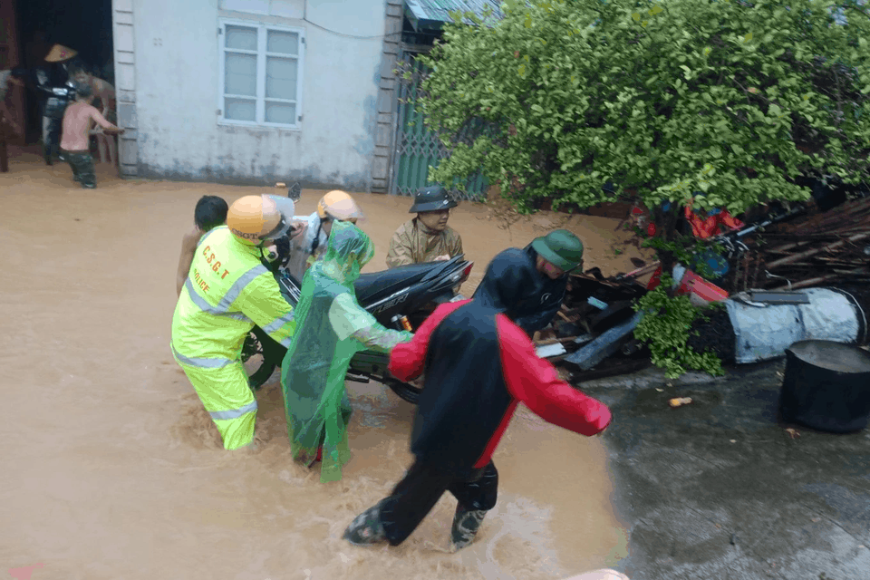 Lực lượng chức năng giúp đỡ nhân dân chống lũ lụt. Ảnh C.B.H