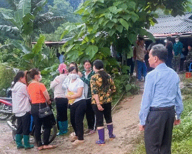 Nhiều người dân địa phương có mặt tại gia đình người gặp nạn để thăm hỏi, giúp đỡ. Ảnh: BBK