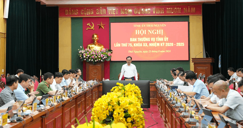 Bí thư Tỉnh ủy Trịnh Việt Hùng (đứng, giữa) chủ trì cuộc họp lần thứ 75 của Ban Thường vụ Tỉnh ủy Thái Nguyên.