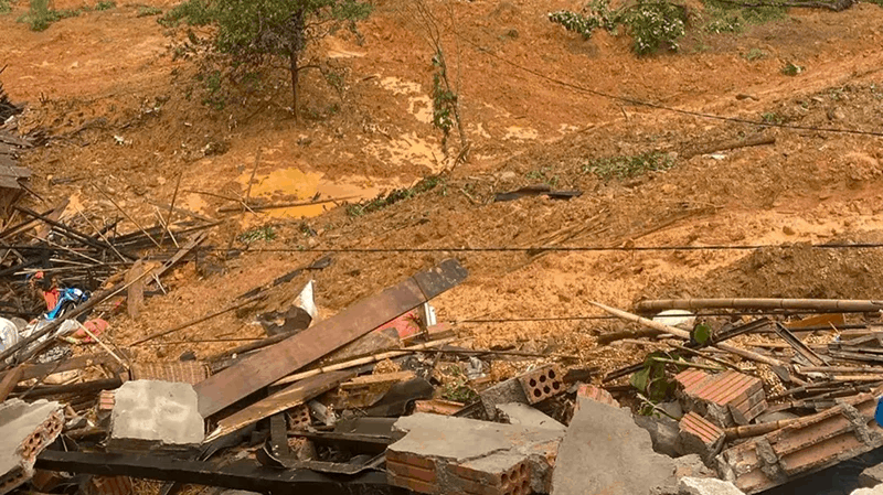 Hiện trường nơi sạt lở đất, 7 người tử vong, 4 người đang mất tích. (ảnh: CB) Hiện trường nơi sạt lở đất, 7 người tử vong, 4 người đang mất tích. (ảnh: CB)