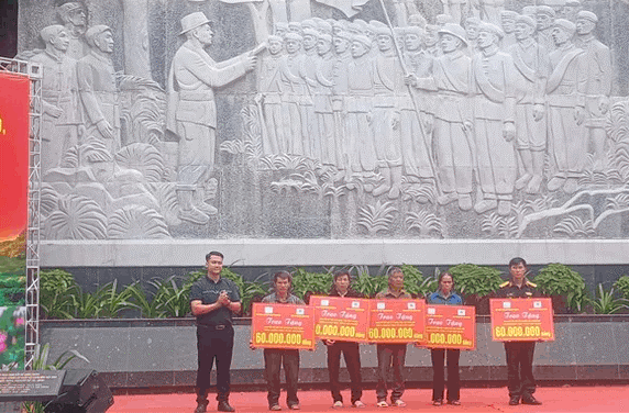 Trao biển hỗ trợ kinh phí xây dựng nhà cho gia đình người có công, quân nhân khó khăn. Trao biển hỗ trợ kinh phí xây dựng nhà cho gia đình người có công, quân nhân khó khăn.