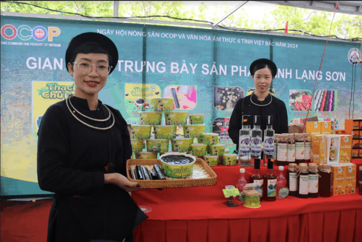 Các sản phẩm OCOP của Lạng Sơn được trưng bày giới thiệu.