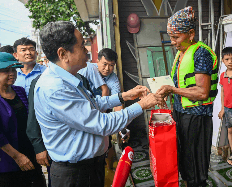 Chủ tịch Quốc hội trao quà cho nhân dân vùng lũ và lực lượng công tác tại Phú Bình.