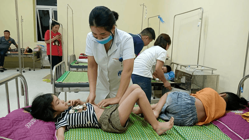 Các em có biểu hiện sức khỏe bất thường được đưa đến bệnh viện điều trị. (ảnh: C.H)