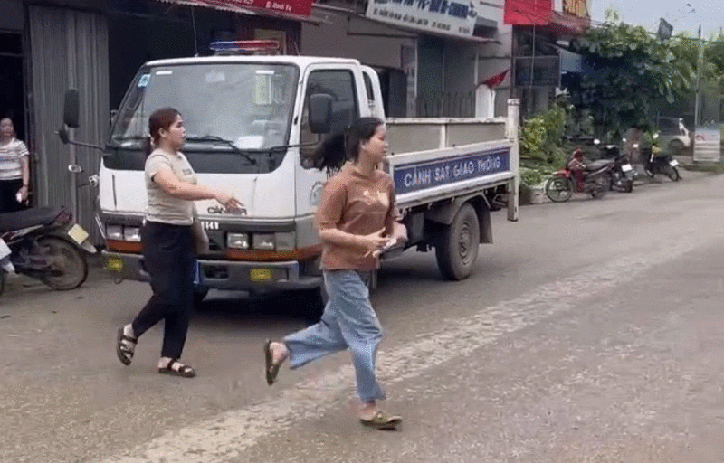 Được sự giúp đỡ của lực lượng Cảnh sát giao thông và thầy cô giáo, em Lý Thị Uyên (hàng đầu) đã kịp đến trường thi. Ảnh: N.C Được sự giúp đỡ của lực lượng Cảnh sát giao thông và thầy cô giáo, em Lý Thị Uyên (hàng đầu) đã kịp đến trường thi. Ảnh: N.C