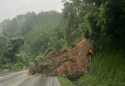 Sạt lở đất, gây ách tắc giao thông. Ảnh V.Đ