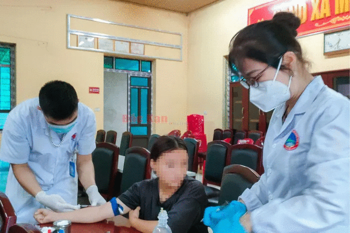 Các Y bác sỹ thăm khám, cấp cứu các bệnh nhân gia đình bà Đ. Ảnh: BBK