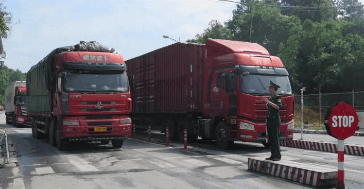 Kiểm tra hàng hóa, hướng dẫn các thủ tục xuất nhập khẩu qua biên giới Lạng Sơn. Kiểm tra hàng hóa, hướng dẫn các thủ tục xuất nhập khẩu qua biên giới Lạng Sơn.