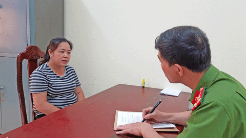 Bà Phấy (bìa trái) khai nhận hành vi tại cơ quan công an *ảnh: V. Dũng