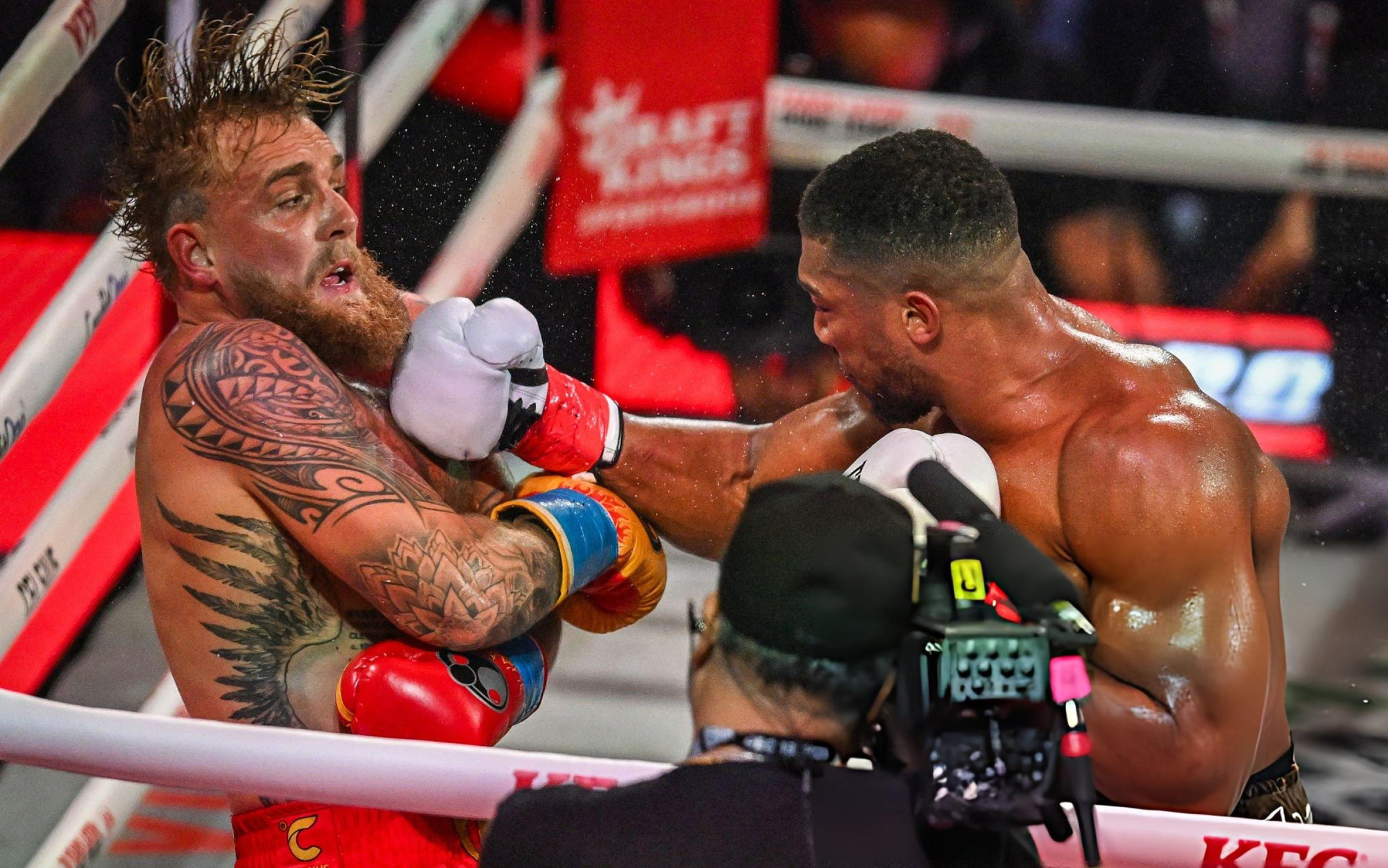 Cú đấm khiến YouTuber nhập viện, thua ê chề trong trận boxing 184 triệu USD  | Báo điện tử Tiền Phong