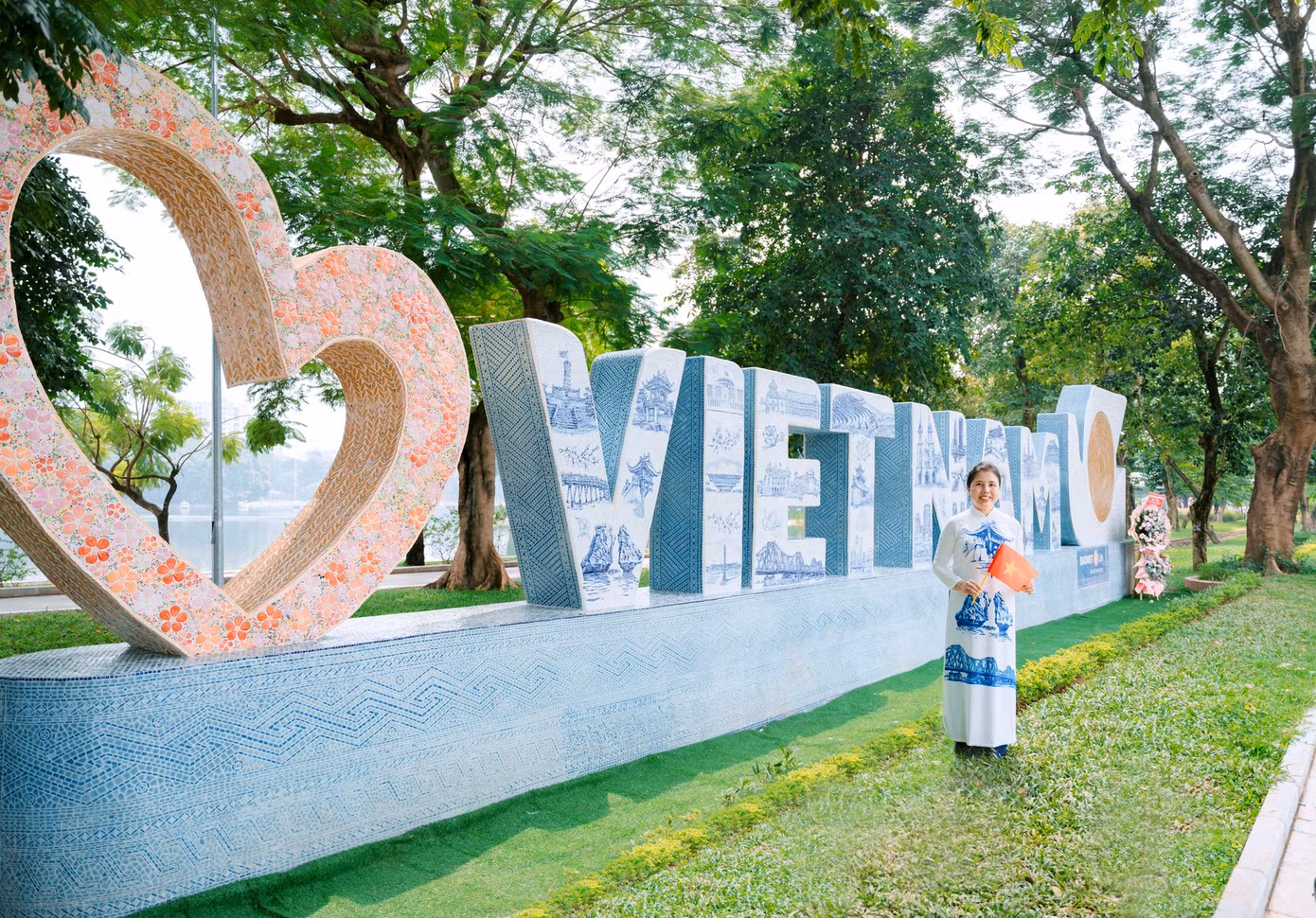 hoa-si-thu-thuy-va-tac-pham-khoi-bieu-tuong-trai-tim-tinh-yeu-viet-nam.jpg