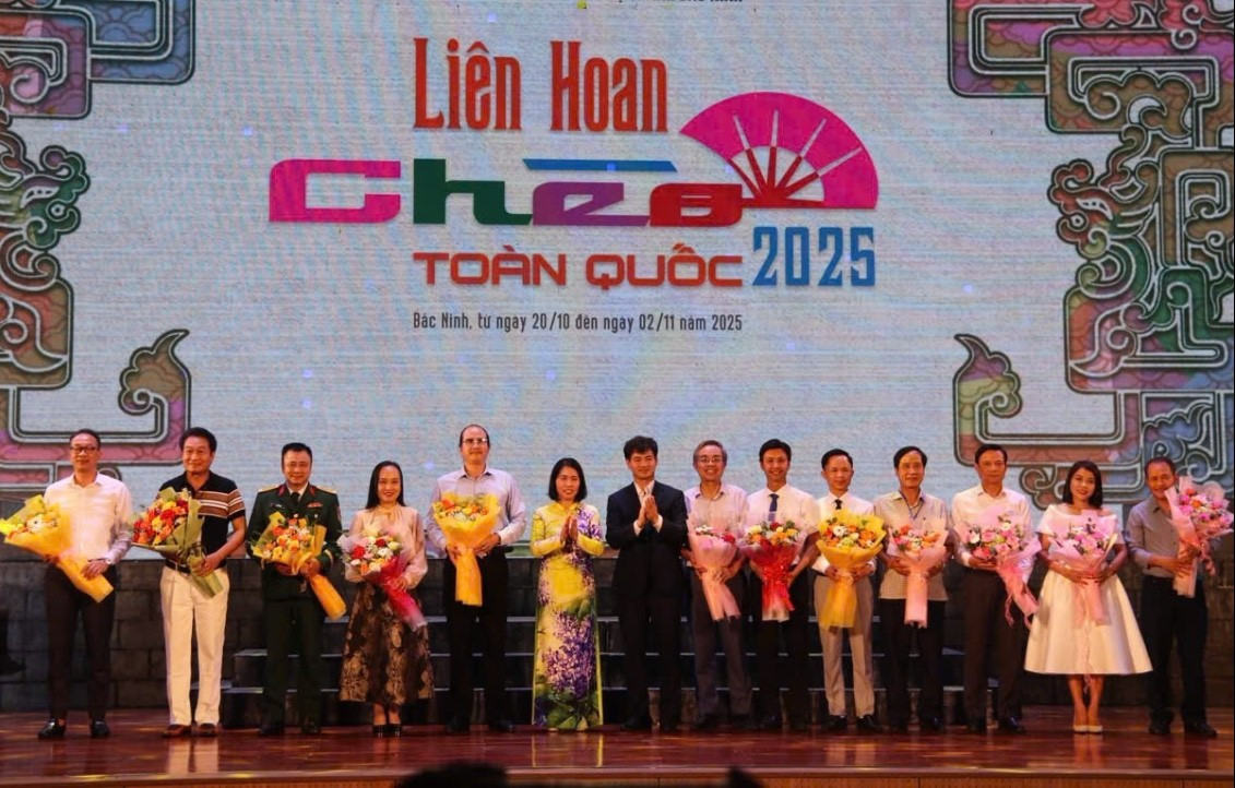 NSND Xuân Bắc - Cục trưởng Cục Nghệ thuật biểu diễn - trao hoa cho các đơn vị nghệ thuật. bac-9727.jpg