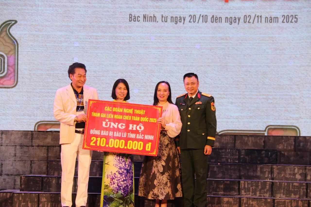 Các đoàn nghệ thuật quyên góp, ủng hộ đồng bào tỉnh Bắc Ninh chịu ảnh hưởng nặng nề do bão lũ. 200.jpg