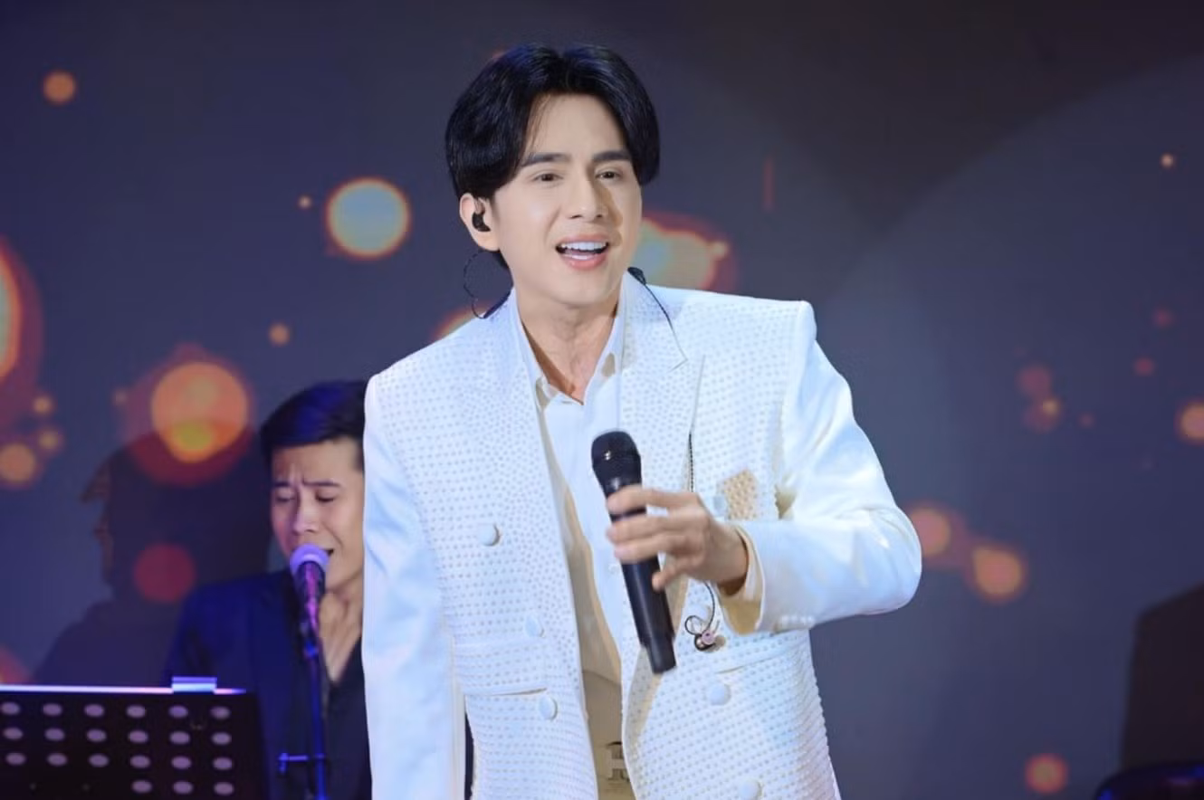 dan-truong-mang-con-trai-len-851757323090-7209.jpg