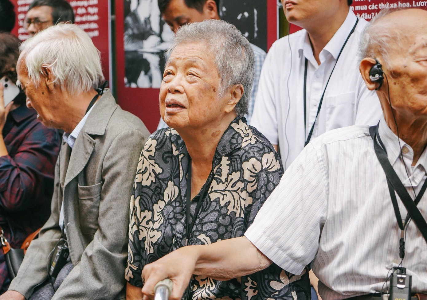 Bà Đỗ Hồng Phấn (giữa) - từng tham gia đoàn học sinh kháng chiến Trường nữ sinh Trưng Vương. 556772378-873082975074048-6937836838414631033-n.jpg