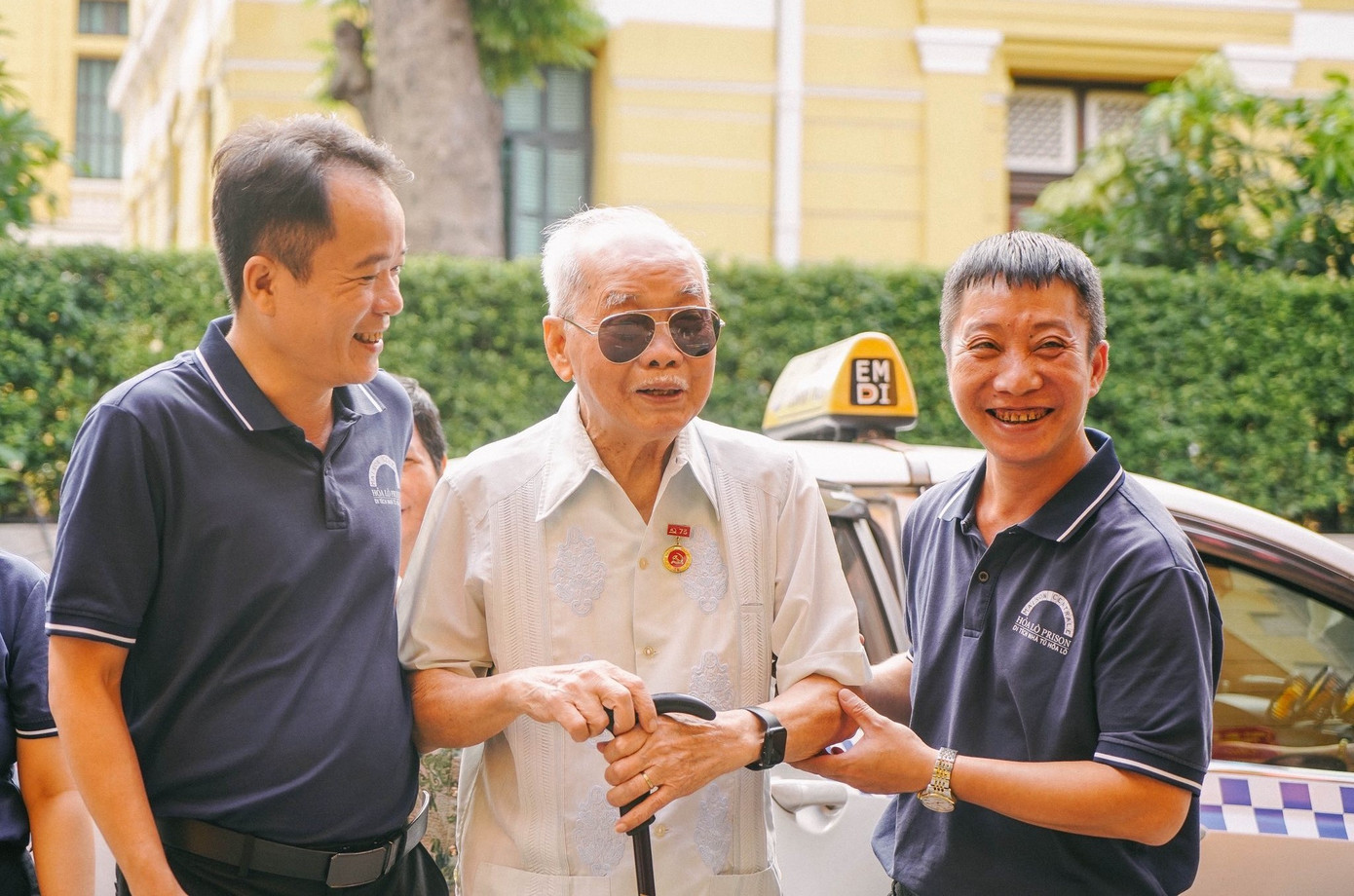 Ông Nguyễn Tiến Hà (giữa) - Trưởng ban liên lạc chiến sĩ cách mạng bị địch bắt, tù đày tại Nhà tù Hỏa Lò. 557306439-873084871740525-1735068704039042634-n.jpg