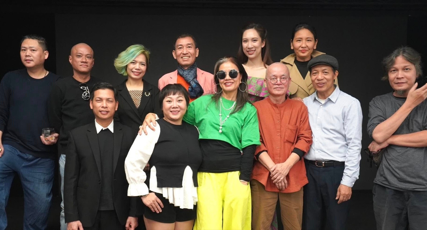 Họa sĩ Lê Thiết Cương đã biến căn nhà 39 Lý Quốc Sư (Hà Nội) của ông trở thành một địa chỉ quen thuộc với văn nghệ sĩ cả nước. Bạn bè vây quanh ông còn có diễn viên, ca sĩ, nhà nghiên cứu. Ảnh: Vương Linh. 518344773-10162846247744054-221569748074977548-n-3372.jpg