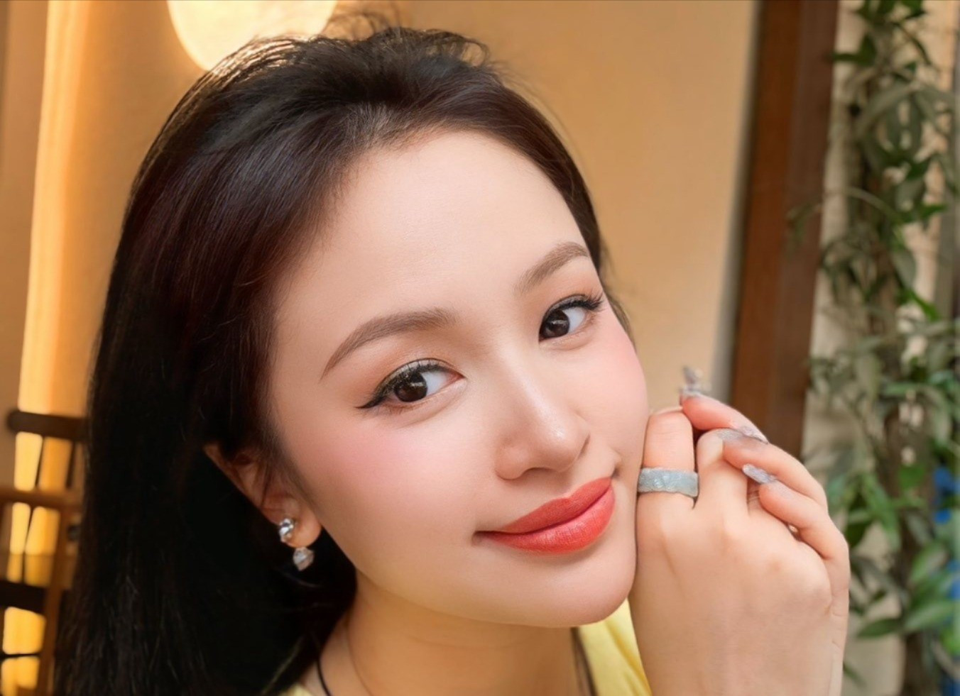 Vân Hugo cho biết cô không thể im lặng và chọn minh bạch thông tin khi ồn ào xảy ra. 499491786-10232608245862514-5660078856392577648-n-4976.jpg