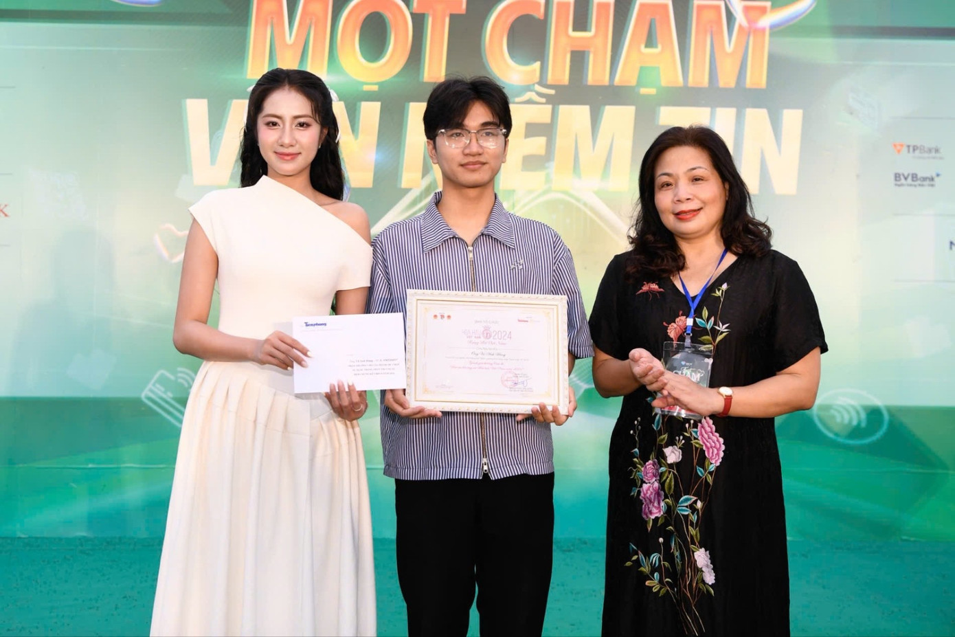 La periodista Tran Thi Thu Huyen, directora del Centro de Negocios, Comunicación y Organización de Eventos del periódico Tien Phong, la subdirectora del Comité Organizador de Miss Vietnam 2024 (extrema derecha) y la señorita Ha Truc Linh entregaron los premios al público afortunado. Foto: Duong Trieu 86hy-5066.jpg