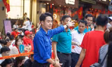 'Áo xanh' phân luồng, hỗ trợ bà con xem tổng hợp luyện 