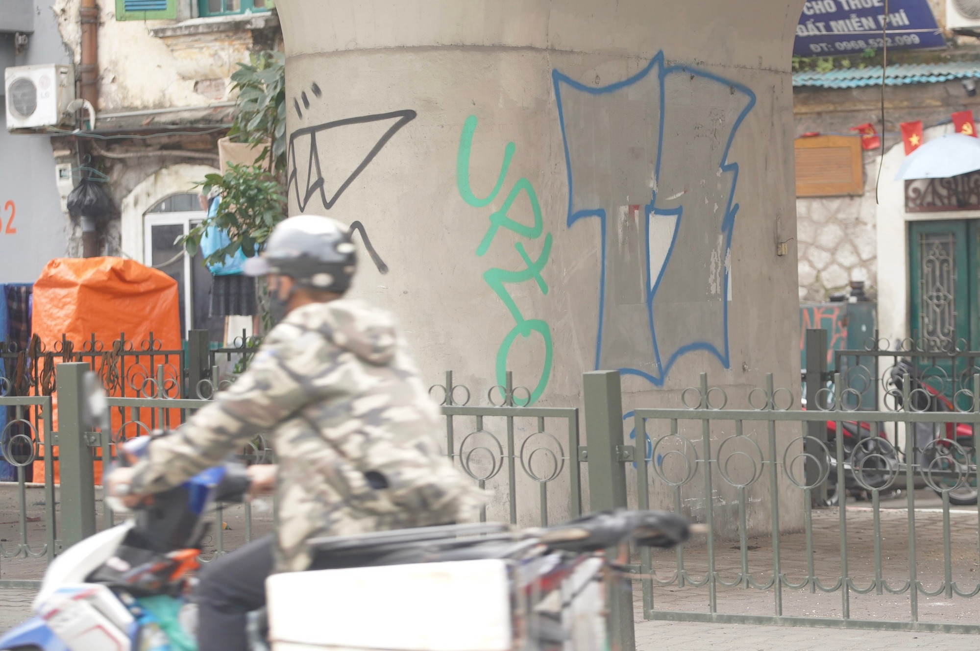 Chân cầu vượt lối lên cầu Chương Dương chi chít các hình vẽ. dua09862.jpg