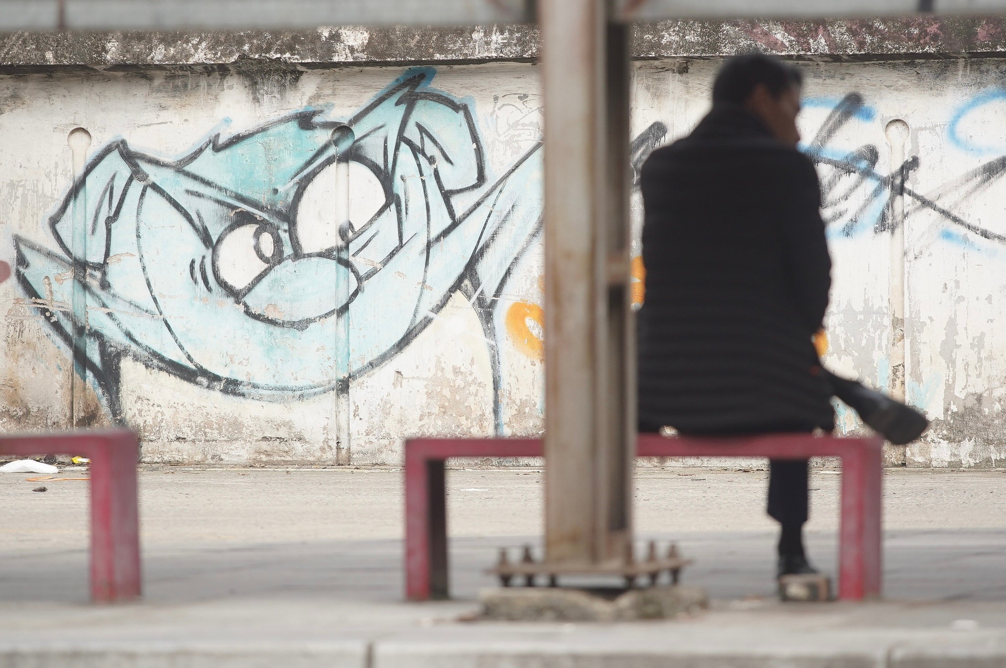 Những nét vẽ nguệch ngoạc không những làm xấu bộ mặt đô thị mà còn chứa nhiều nội dung không lành mạnh. dua09805.jpg