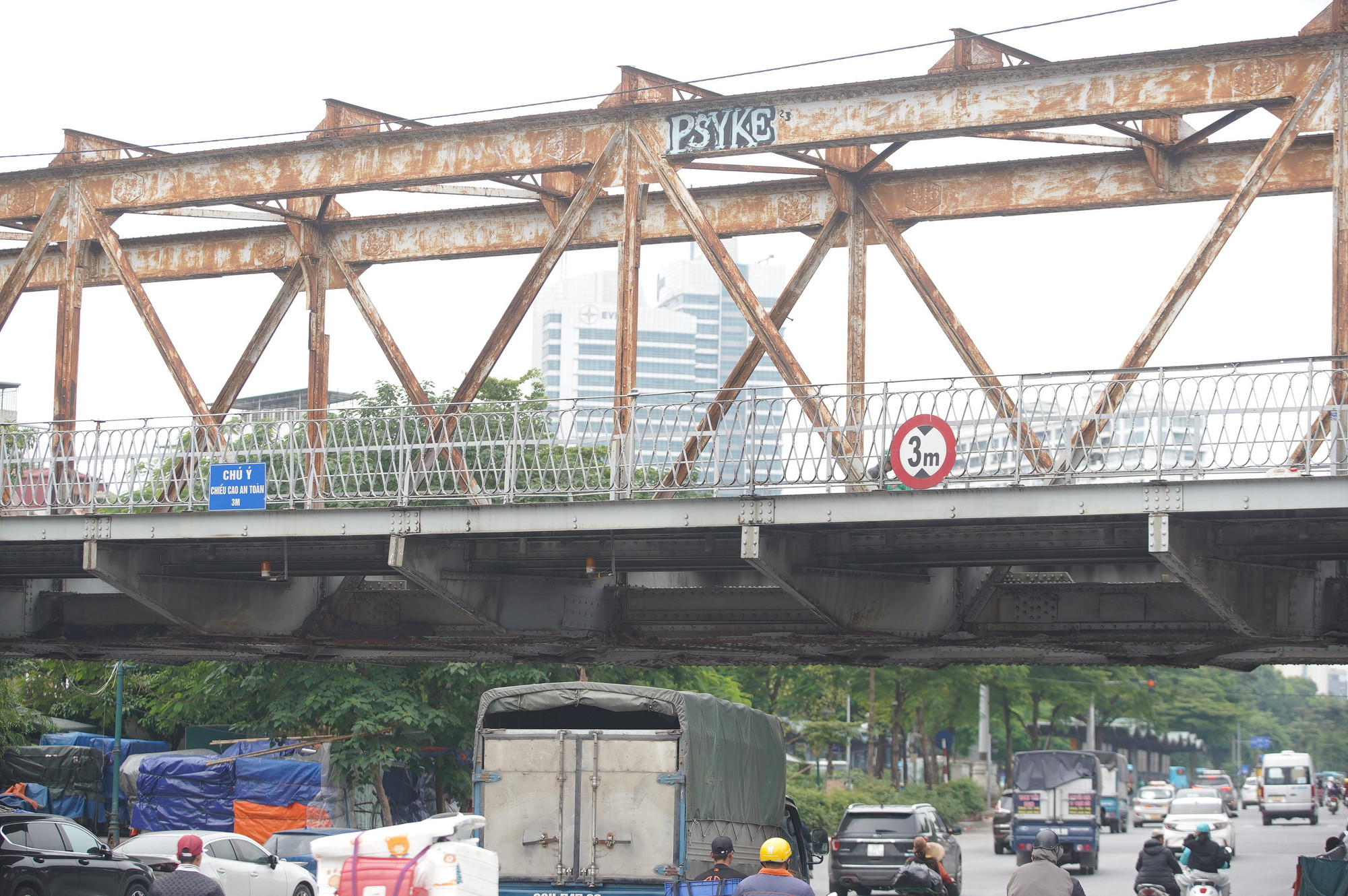 Cầu Long Biên, một trong những biểu tượng của Thủ đô bị vẽ bậy. dua09871.jpg