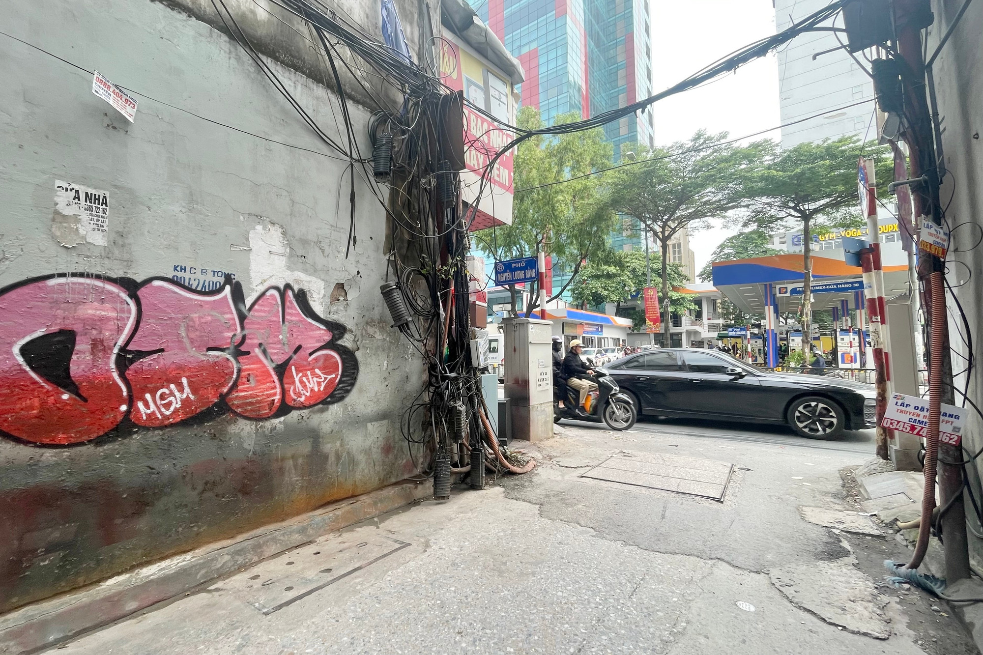 Hình vẽ bậy tại đầu ngõ 2 phố Tây Sơn. "Hình vẽ bậy này mới xuất hiện khoảng tuần nay. Các đối tượng vẽ bậy hoạt động vào ban đêm nên rất khó kiểm soát", ông Dũng (phường Đống Đa) chia sẻ. img-6115.jpg