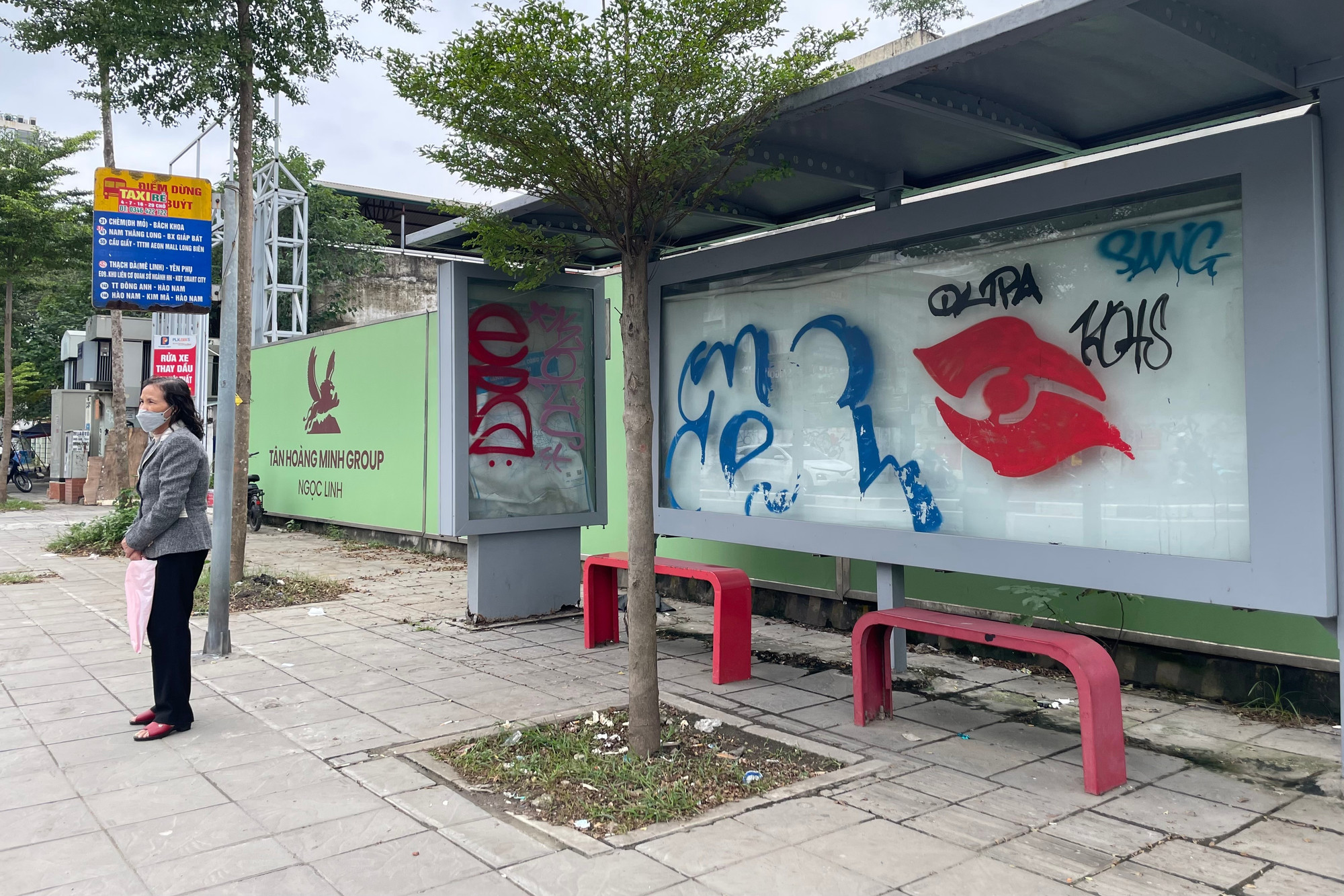 Một nhà chờ xe buýt đang còn hoạt động trên đường Nghi Tàm bị bôi bẩn với những nét màu nham nhở. img-6166.jpg