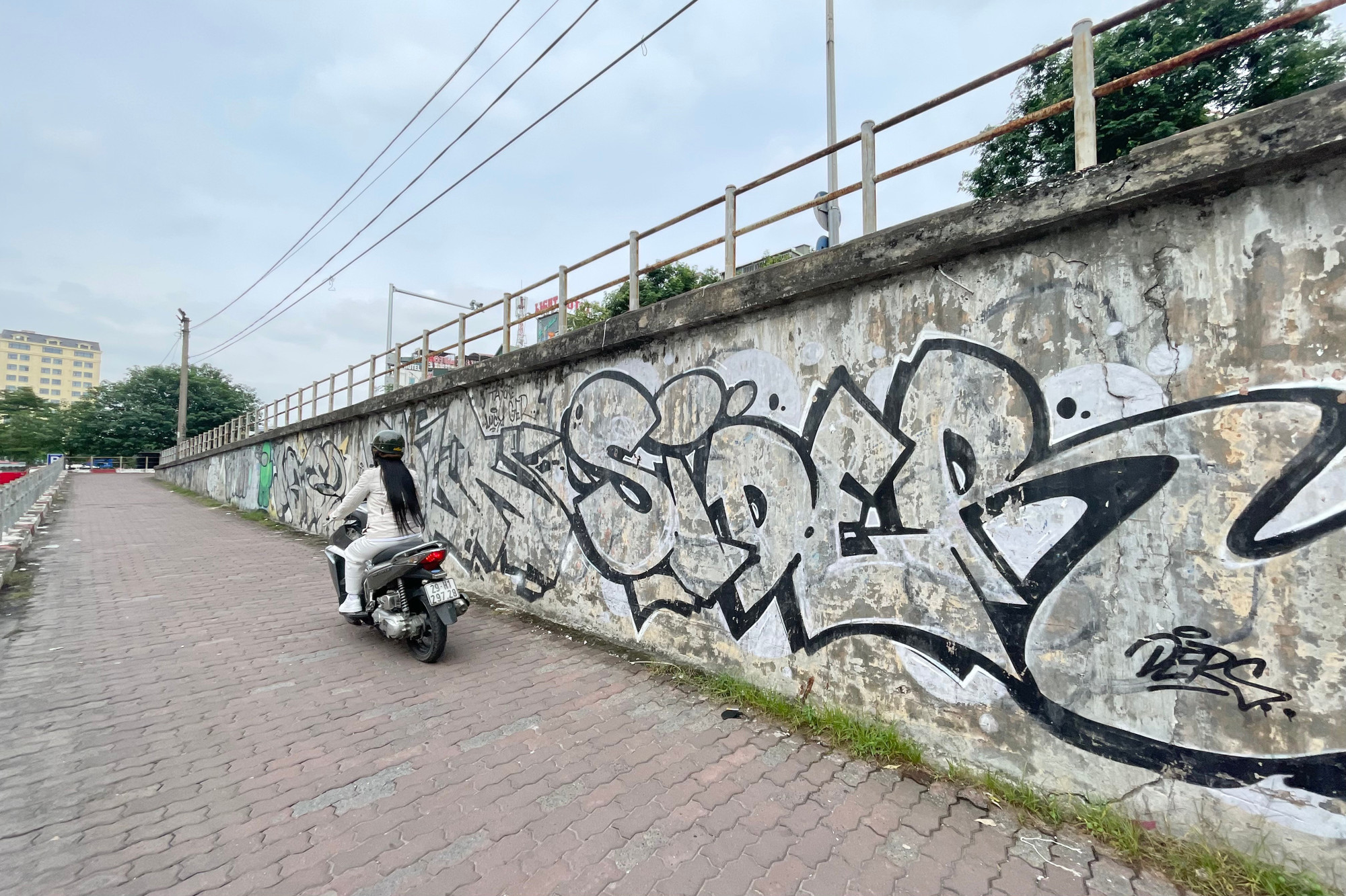 Người dân trên đường Trần Khánh Dư cho biết, vi phạm thường xảy ra vào đêm khuya, khiến cơ quan chức năng và người dân khó phát hiện đối tượng cụ thể để xử lý. img-6136.jpg