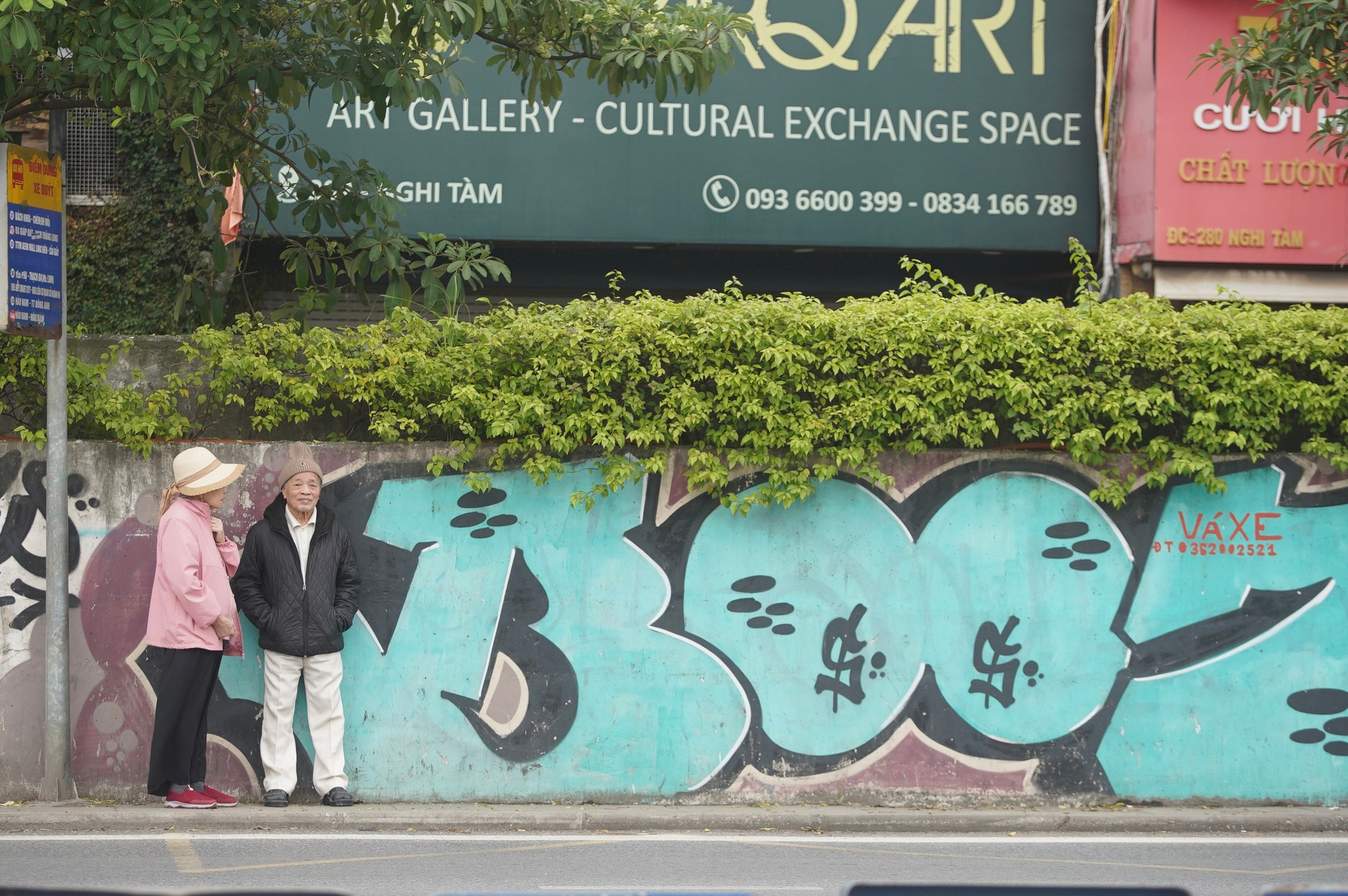 Người dân sinh sống tại khu vực này cho biết, tình trạng vẽ bậy ở khu vực này diễn ra thường xuyên, cứ có một đợt tẩy xóa sau lại bị các đối tượng bôi bẩn. dua09965.jpg