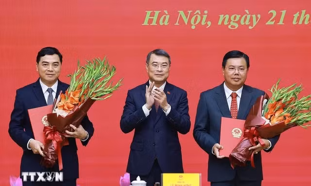 Thủ tướng trao quyết định về công tác cán bộ tại Bộ Nội vụ, Bộ Dân tộc và Tôn giáo
