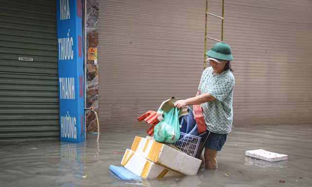 Hà Nội khẩn trương lắp trạm bơm nhỏ thoát nước cho ngõ xóm còn ngập úng