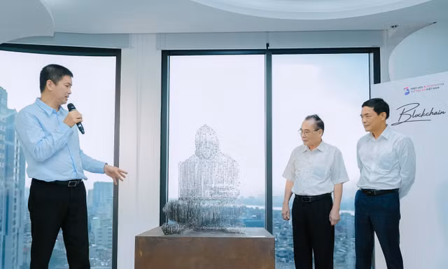 Tượng 'cha đẻ' bitcoin phiên bản tan biến lần đầu xuất hiện tại Việt Nam 