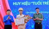 Đại úy công an Lâm Đồng nhận Huy hiệu 'Tuổi trẻ dũng cảm'