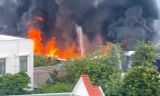 Lửa cuồn cuộn bao trùm xưởng sơn ở TPHCM