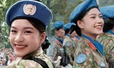 Nữ chiến sĩ có nụ cười tỏa nắng trong buổi hợp luyện diễu binh