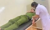 Thượng úy Trần Quảng Đại, cán bộ Công an xã Hương Xuân hiến máu cứu sản phụ.
