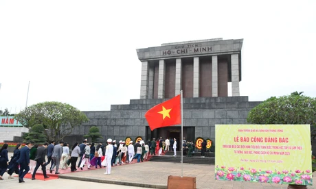 Đại biểu điển hình toàn quốc học tập và làm theo tư tưởng, đạo đức, phong cách Hồ Chí Minh báo công dâng Bác