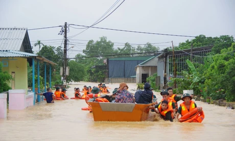 Cán bộ, chiến sĩ LLVT Quân khu 4 dầm mình trong mưa, lũ để giúp đỡ Nhân dân. Ảnh: Báo Quân Khu 4