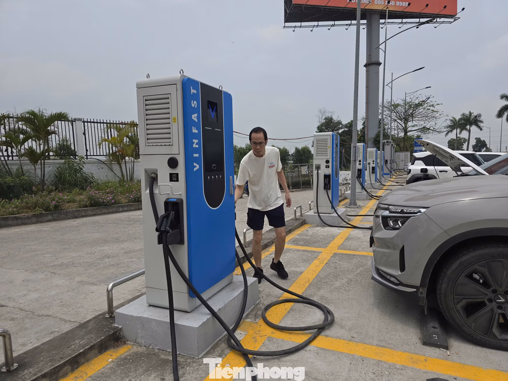 Hình ảnh trụ sạc hiện đã trở thành một phần quen thuộc của hạ tầng đô thị hiện đại tại Thủ đô.