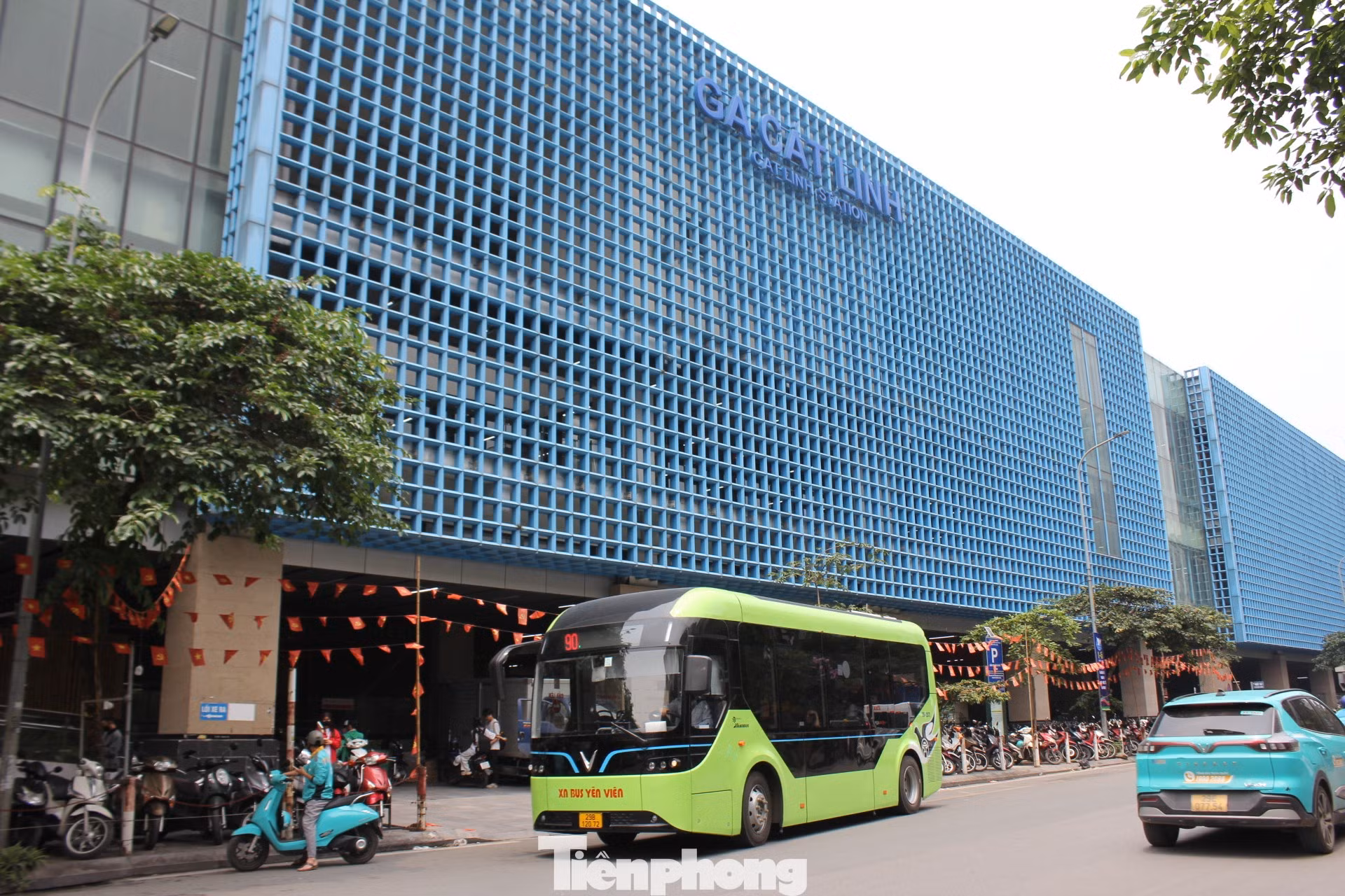 Sự kết hợp giữa Metro, xe buýt điện và taxi điện đang tạo ra một mạng lưới giao thông xanh xuyên suốt lòng Thủ đô.