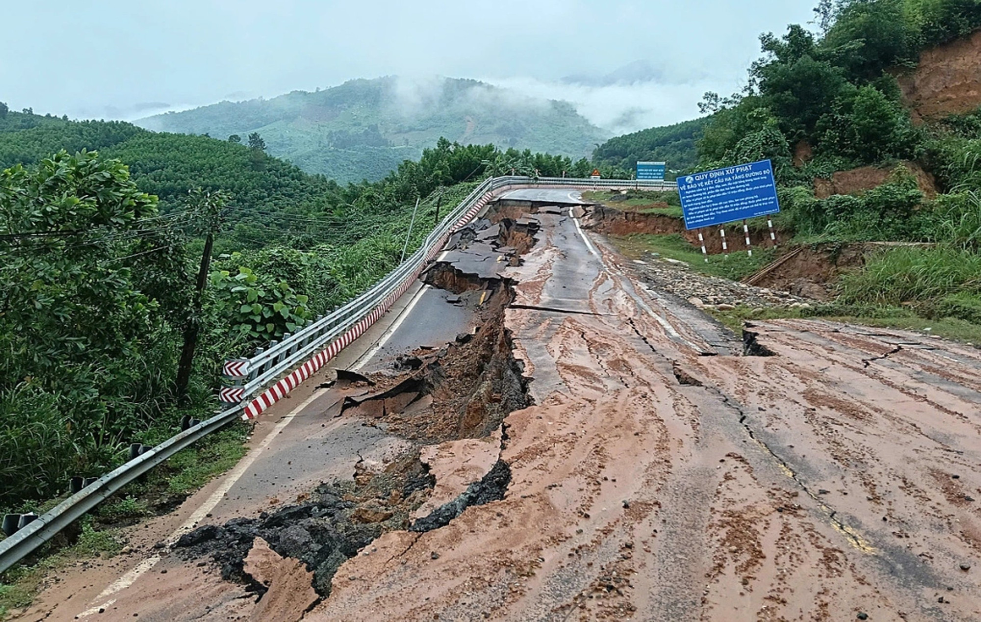 Quốc lộ bị chia cắt, sạt lở ở khắp nơi, các đoàn cứu trợ cần lưu ý gì? | Báo điện tử Tiền Phong