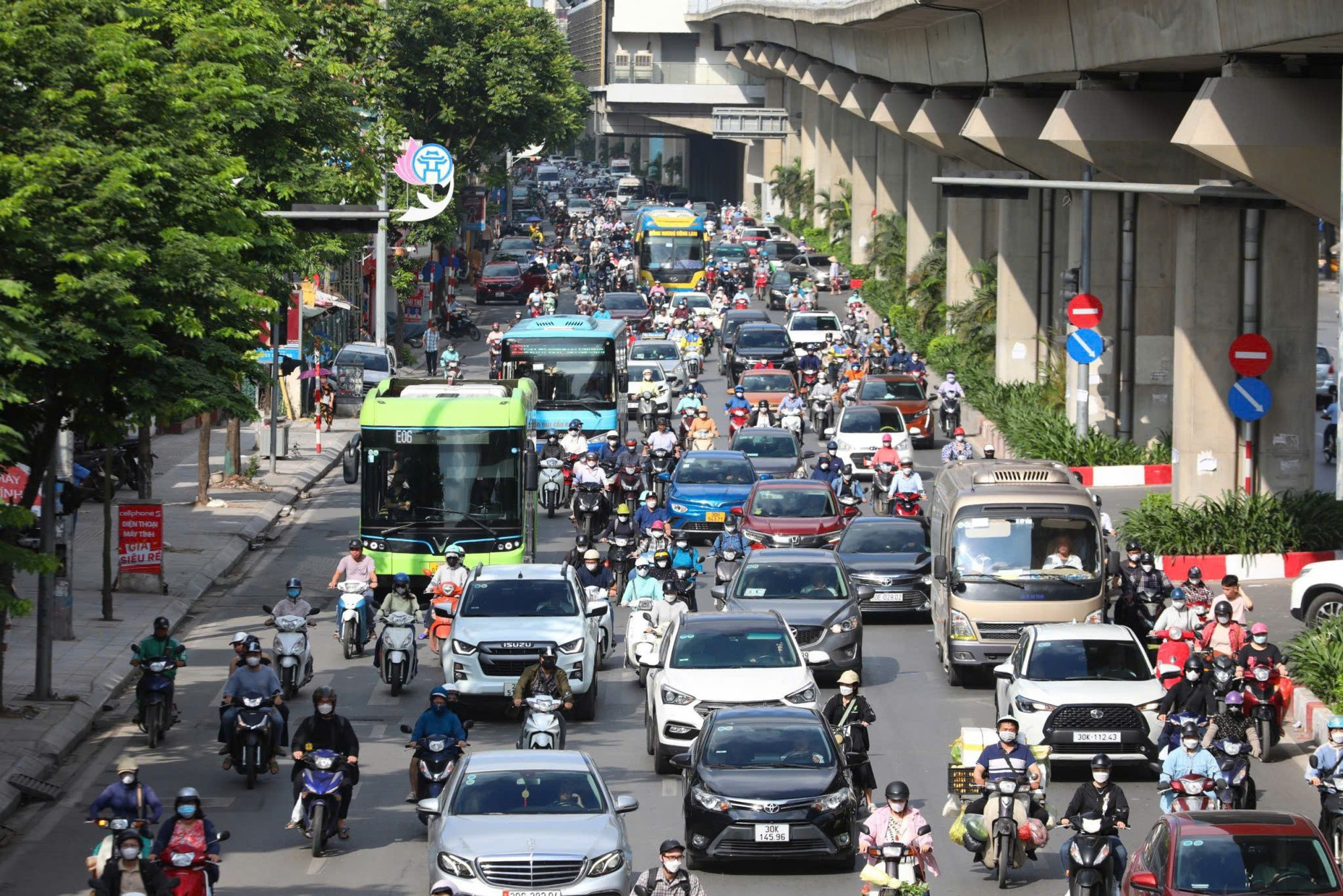 du-khach-den-cac-bieu-tuong-cua-ha-noi-the-nao-khi-cam-xe-xang-trong-vanh-dai-1-18.png du-khach-den-cac-bieu-tuong-cua-ha-noi-the-nao-khi-cam-xe-xang-trong-vanh-dai-1-18.png