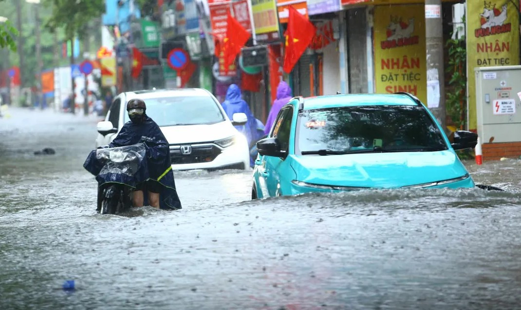 Cách chạy xe điện an toàn khi đường phố ngập lụt | Báo điện tử Tiền Phong