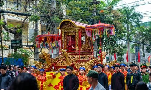 Hàng vạn người đổ về đền Cửa Ông 