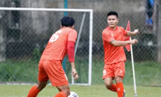 Nguyễn Quang Hải đang là tâm điểm chú ý sau trận đấu với Campuchia trên sân Mỹ Đình. Những gì anh thể hiện ở vòng bảng chưa thực sự ấn tượng như chờ đợi của giới hâm mộ. Dù vậy, HLV Kim Sang-sik và các đồng đội ở đội tuyển Việt Nam vẫn ủng hộ Quang Hải. Phó chủ tịch Trần Anh Tú hôm nay cho rằng Quang Hải là cầu thủ lớn và HLV Kim Sang-sik biết phải dùng anh như thế nào.